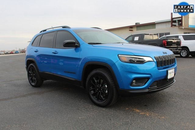 2023 Jeep Cherokee Altitude Lux in Hydro Blue Pearlcoat — front three-quarter view